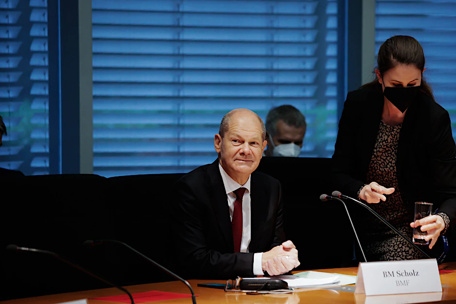 Olaf Scholz (SPD) sitzt im Finanzausschuss des Bundestags. Scholz sollte Fragen zur Durchsuchung seines Ministeriums im Zusammenhang mit Geldwäsche-Ermittlungen beantworten.&nbsp;&nbsp;