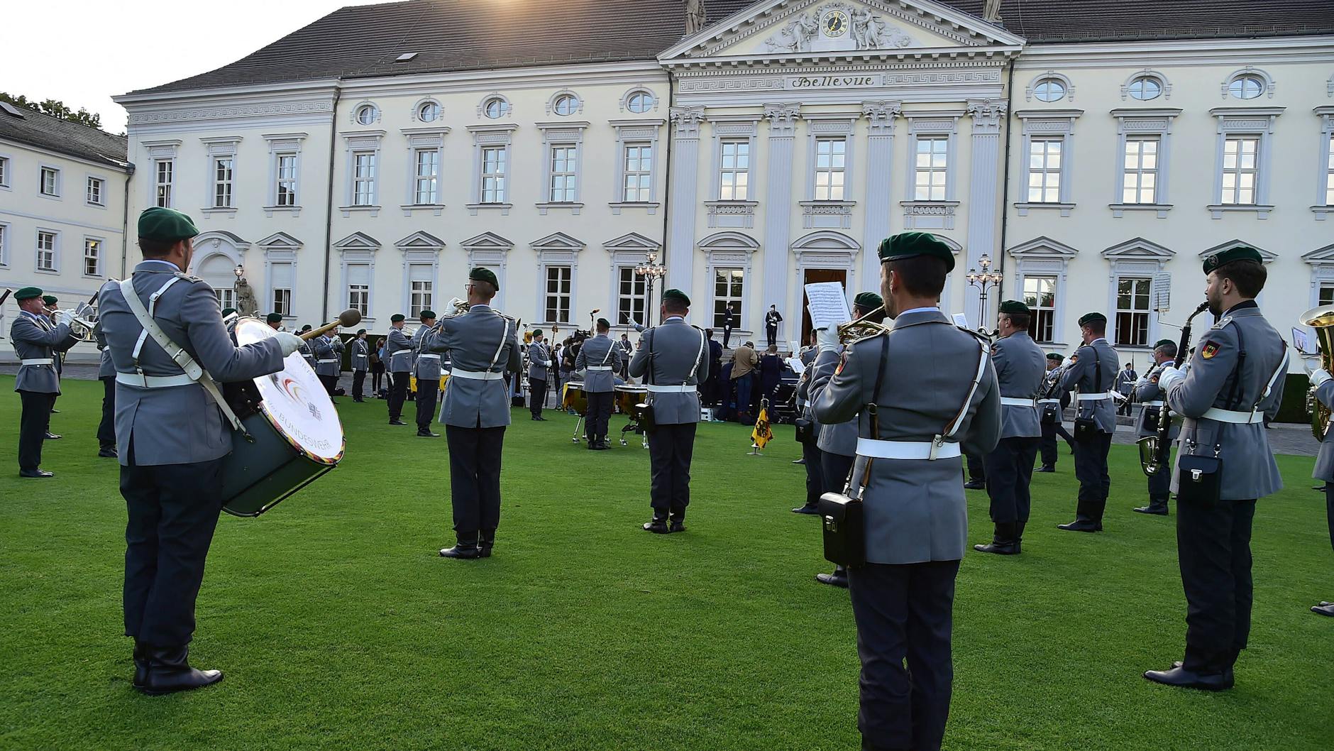 Die Bundeswehrkapelle spielt vor Schloss Bellevue auf.