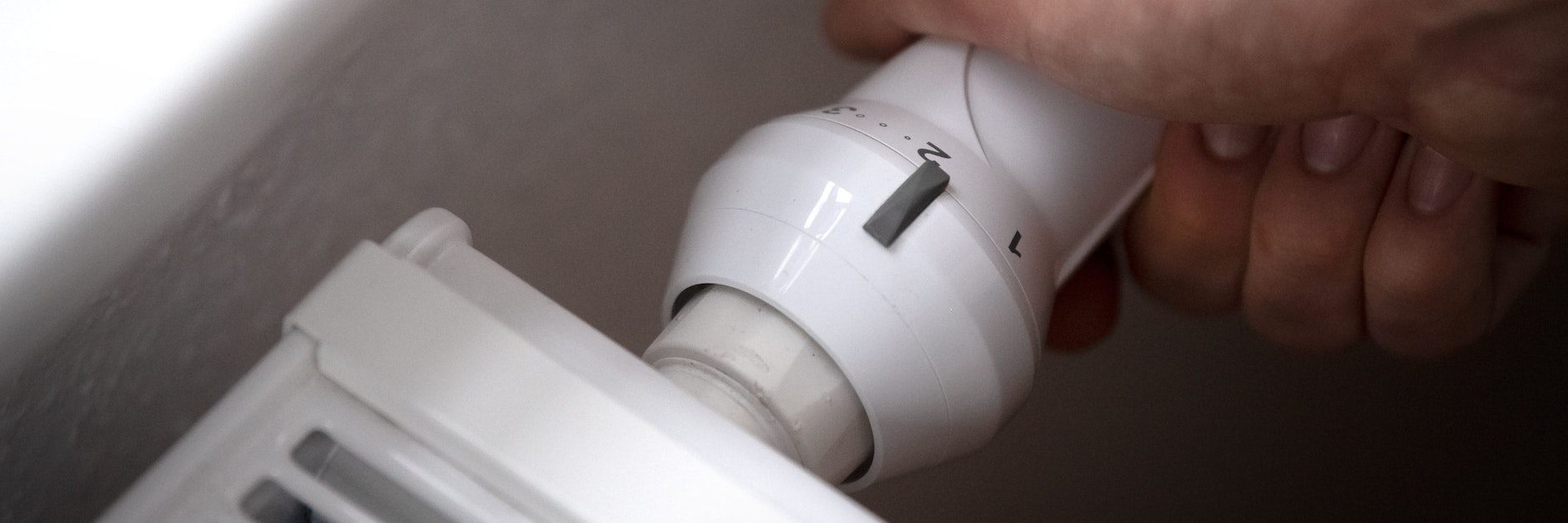 Die Großhandelspreise für Erdgas steigen und steigen. Zugleich sind die Speicher in Deutschland deutlich weniger gefüllt als vor der Heizsaison üblich - es gibt Befürchtungen, dass im Winter Gasheizungen kalt bleiben.&nbsp;