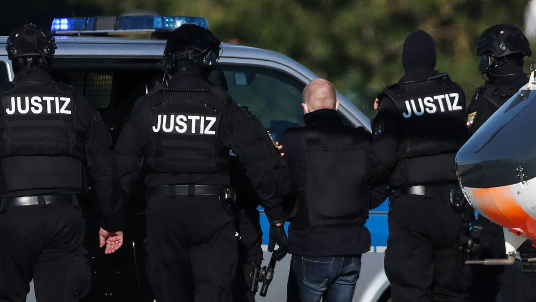 Stephan B. wird im Juli 2020 von Polizisten zum Landgericht Magdeburg gebracht (Archivbild)