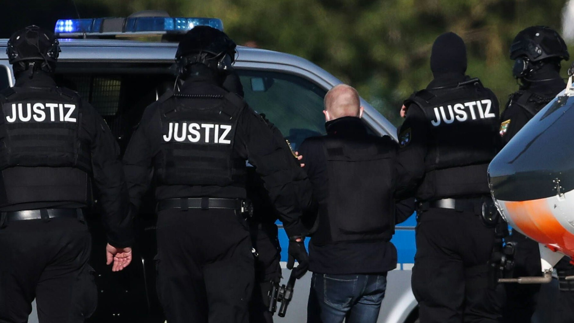 Stephan B. wird im Juli 2020 von Polizisten zum Landgericht Magdeburg gebracht (Archivbild)