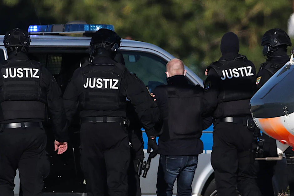 Stephan B. wird im Juli 2020 von Polizisten zum Landgericht Magdeburg gebracht (Archivbild)