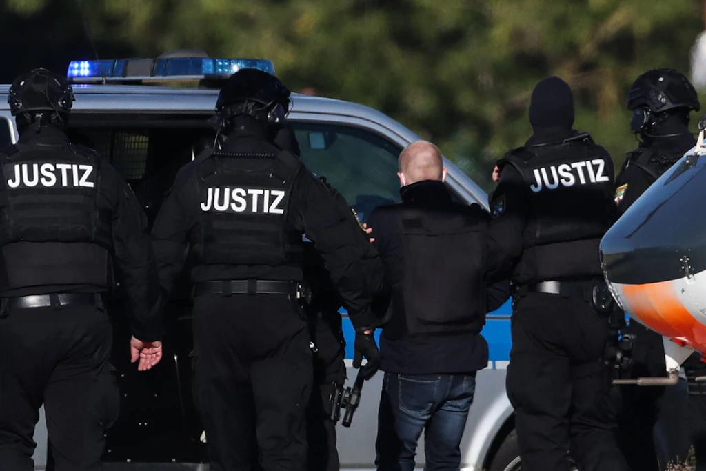 Brieffreundschaft mit Halle-Attentäter: Polizistin suspendiert