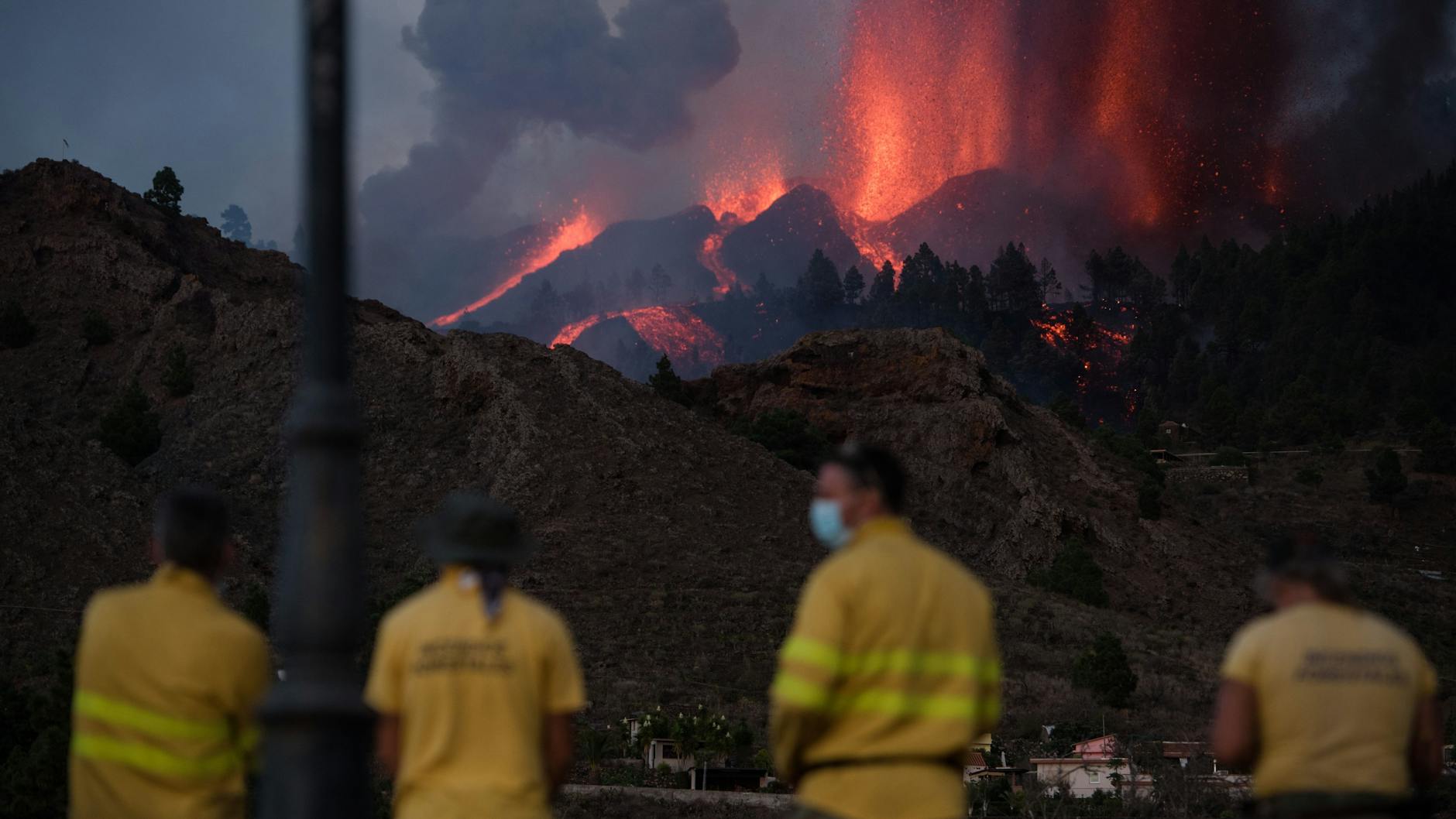 Feuerwehrmänner beobachten den Vulkan Cumbre Vieja auf der kanarischen Insel La Palma. 