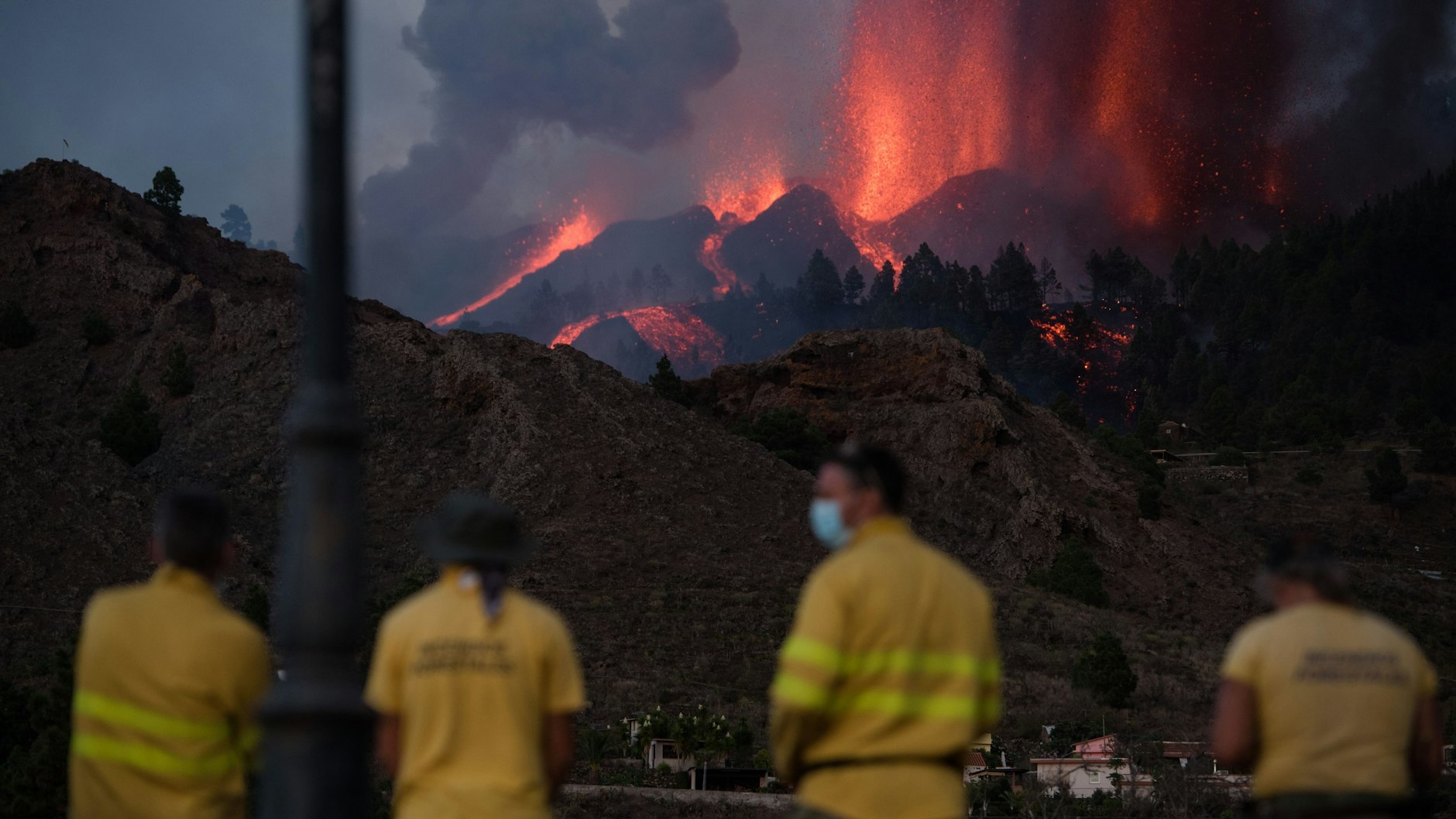 Feuerwehrmänner beobachten den Vulkan Cumbre Vieja auf der kanarischen Insel La Palma.&nbsp;