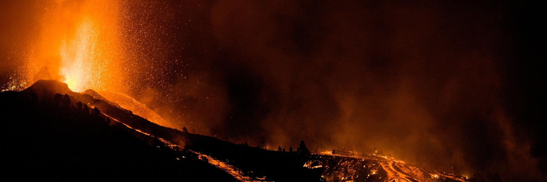 Ein Vulkan auf der spanischen Atlantikinsel La Palma brach am Sonntag nach wochenlanger seismischer Aktivität aus und veranlasste die Behörden, Tausende zu evakuieren, da Lavaströme einzelne Häuser zerstörten und die Küste zu erreichen drohten.