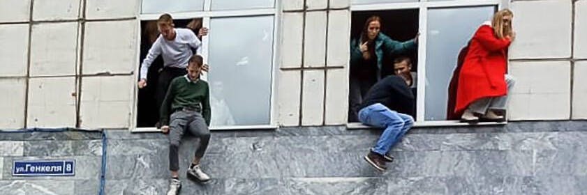 Studenten sprangen in Panik aus den Fenstern, um sich vor dem Todesschützen in Sicherheit zu bringen.