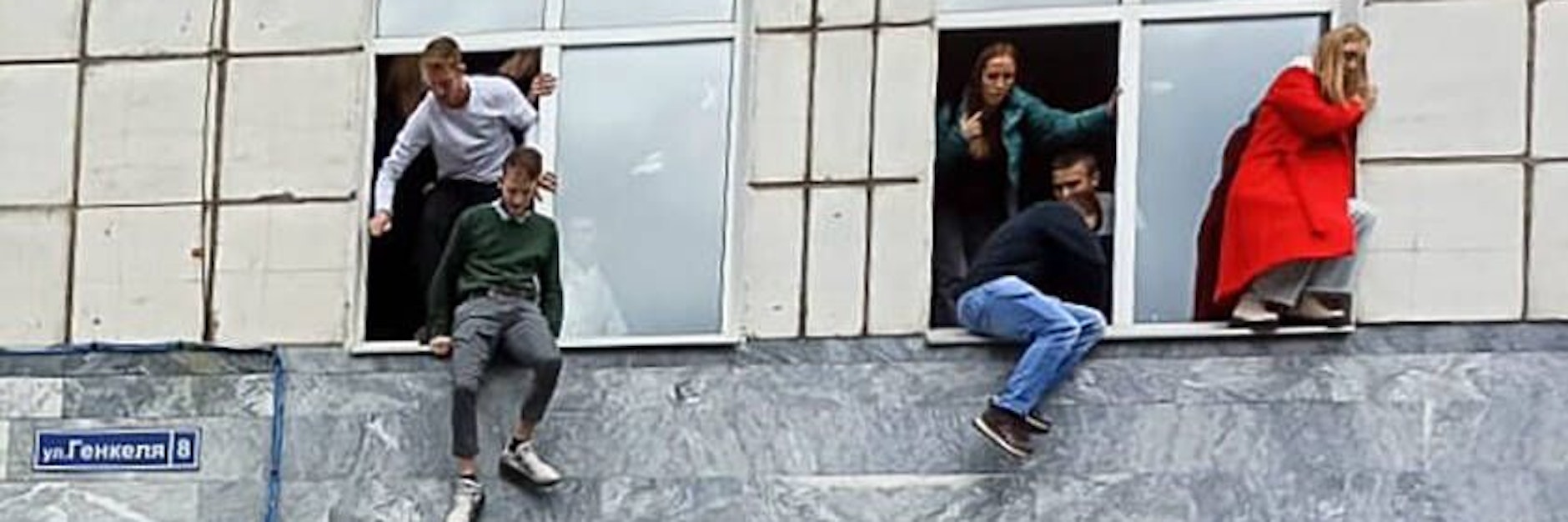 Studenten sprangen in Panik aus den Fenstern, um sich vor dem Todesschützen in Sicherheit zu bringen.