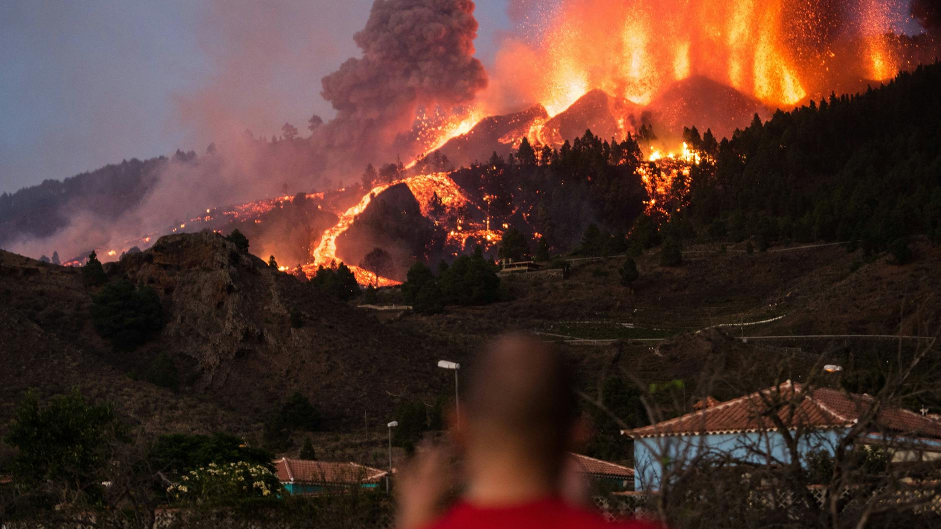 Lava läuft aus dem Vulkan Cumbre Vieja auf der kanarischen Insel La Palma. 