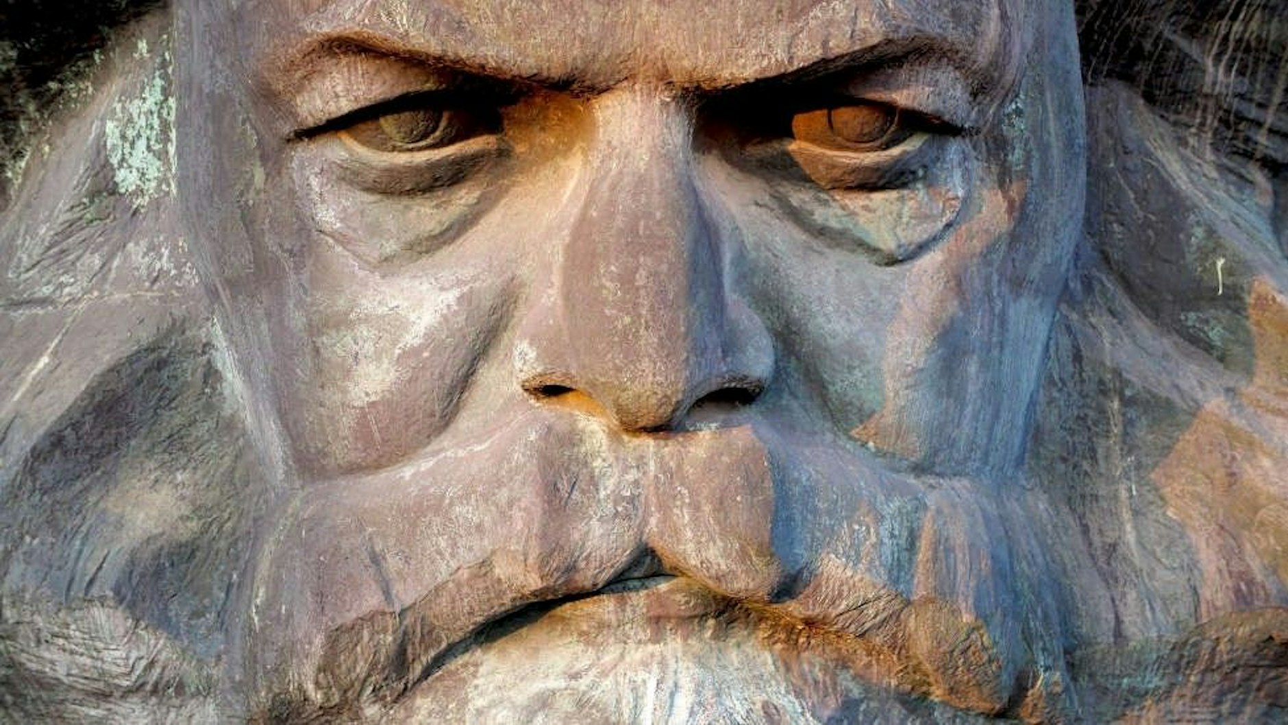 Der zornige Klassiker als patinierte Bronze: Filmstill aus Olaf Nicolais „MARX“, 2020, 24 Stunden, HD, Kamera: Volker Sattel, Sound: Jakob Braito<br><br>