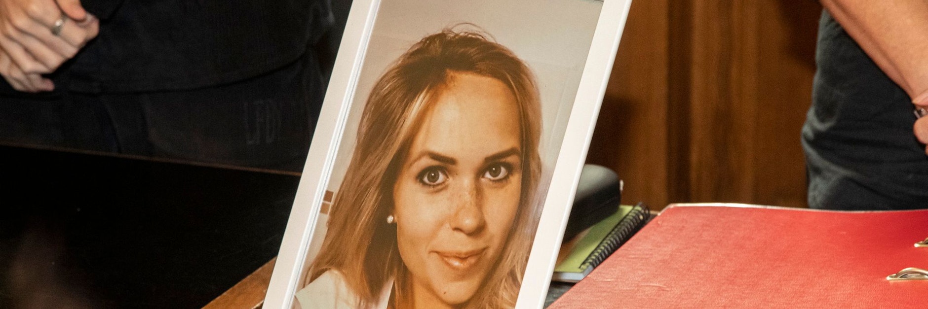 Das Foto der getöteten Fabien wird im Gerichtssaal gezeigt.