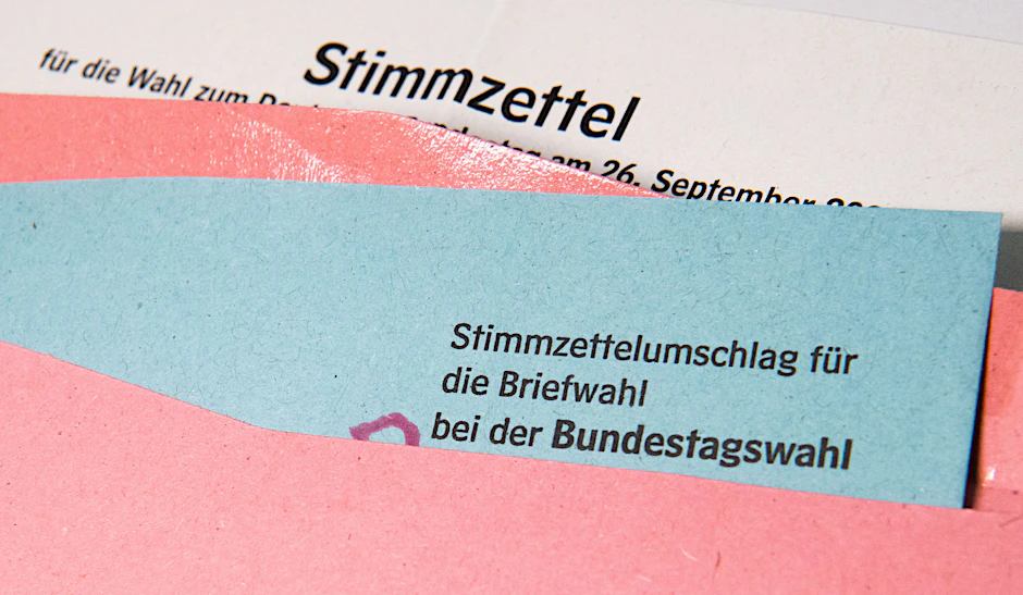 In Berlin müssen am Ende vier Stimmzettel in eine Umschlag.
