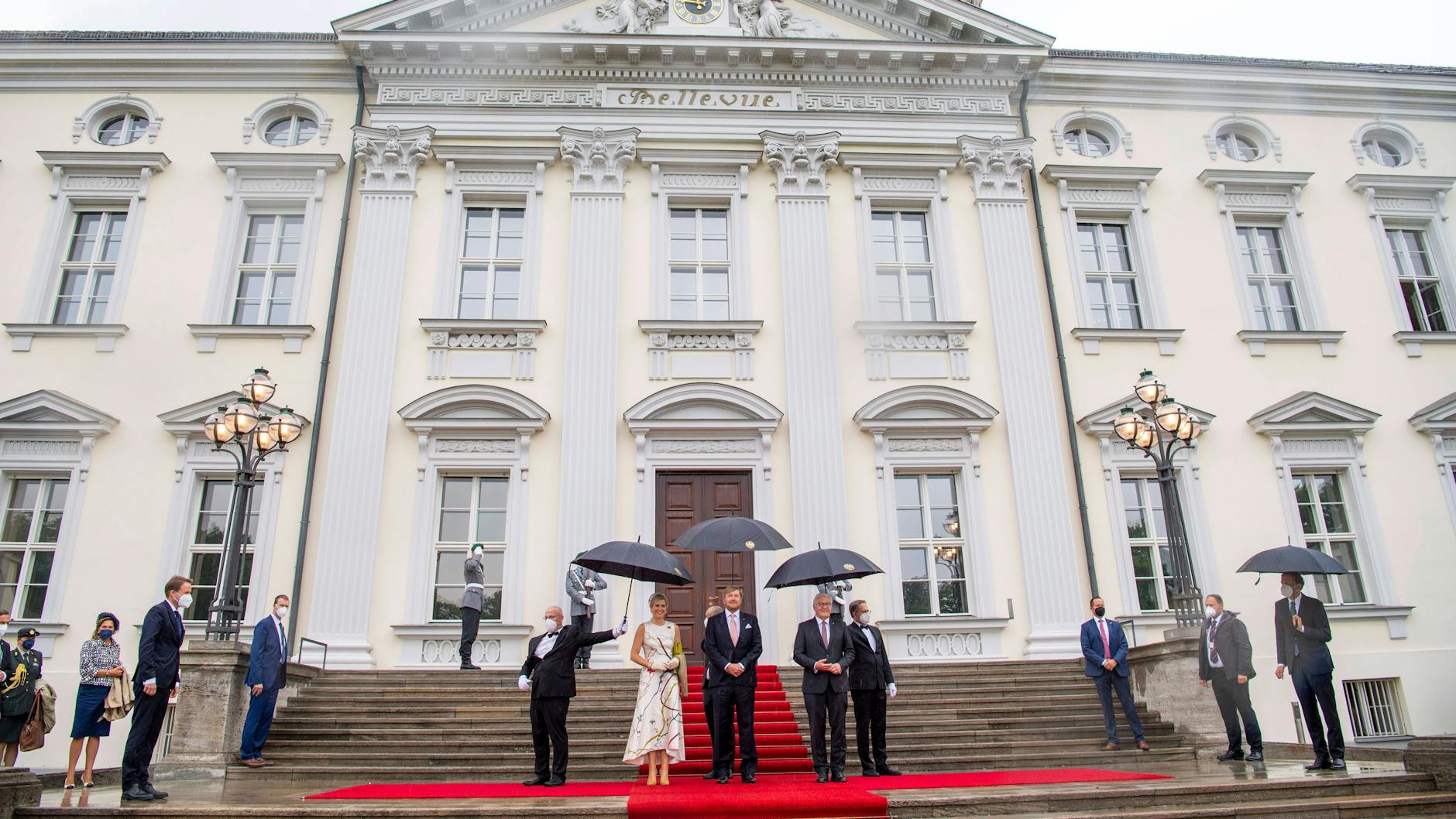 Das niederländische Königspaar Maxima and Willem-Alexander bei der Willkommenszeremonie mit dem Bundespräsidenten Frank-Walter Steinmeier und seiner Frau Elke Büdenbender