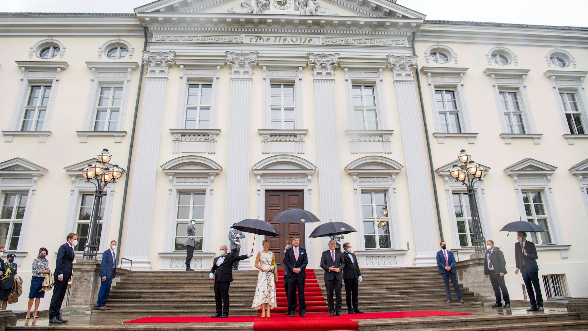 Das niederländische Königspaar Maxima and Willem-Alexander bei der Willkommenszeremonie mit dem Bundespräsidenten Frank-Walter Steinmeier und seiner Frau Elke Büdenbender