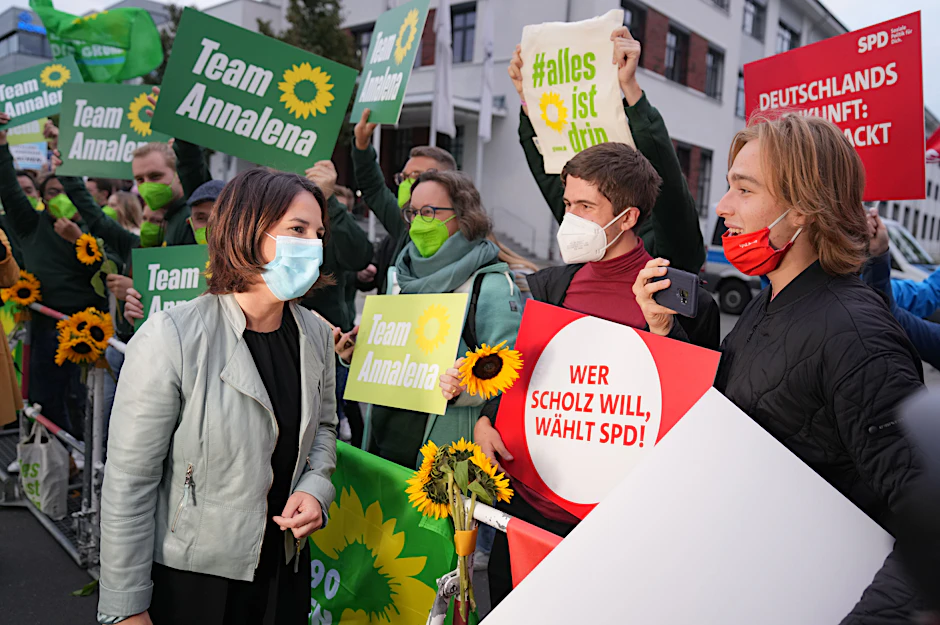 Die grüne Kanzlerkandidatin Annalena Baerbock vor dem dritten TV-Triell in Adlershof vor Anhängern von Grünen und SPD.