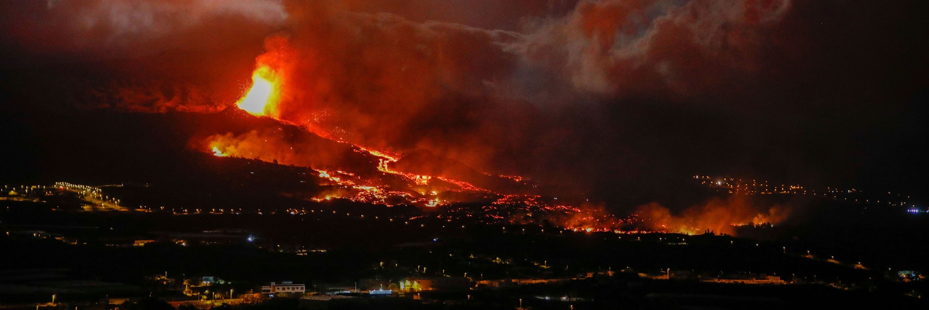 Lava schießt aus dem&nbsp;Cumbre Vieja auf der Kanareninsel La Palma.&nbsp;