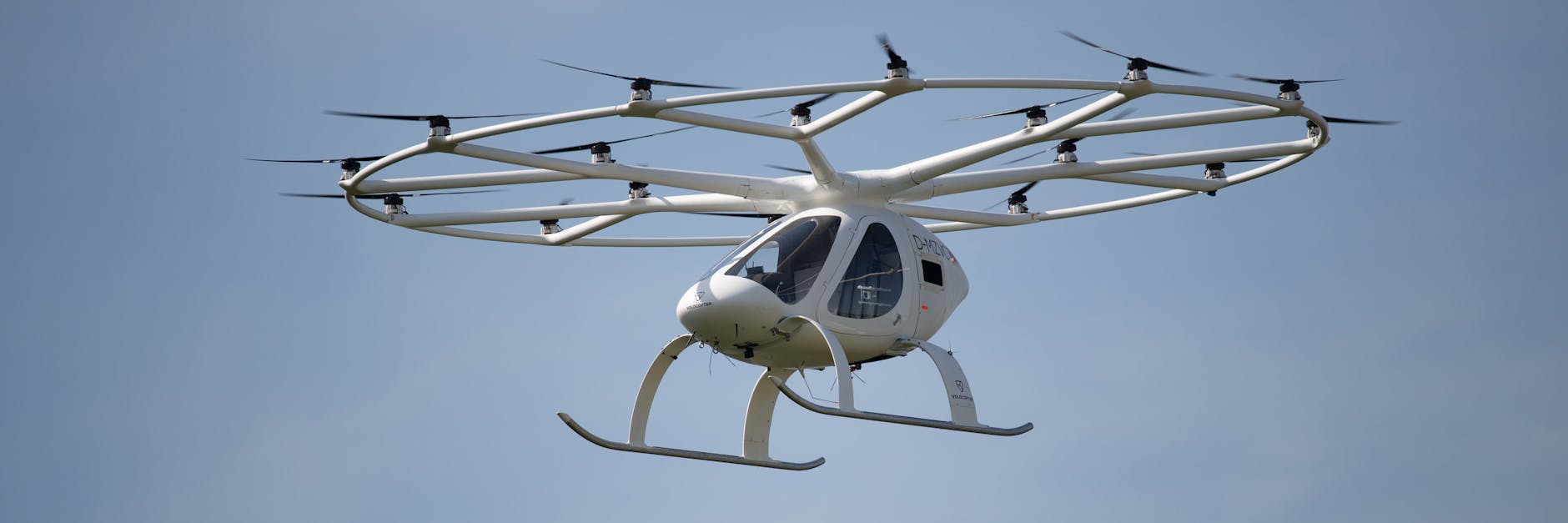 Ein sogenannter Volocopter fliegt vor blauem Himmel. Das elektrisch angetriebene Vehikel, das aussieht wie eine Mischung aus Hubschrauber und Drohne, hatte vor zwei Jahren vor Publikum einen Probeflug in der baden-württembergischen Landeshauptstadt Stuttgart absolviert. 
