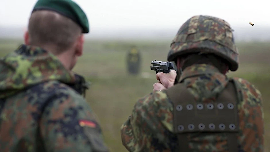 Soldaten der Bundeswehr bei einer Schießübung.