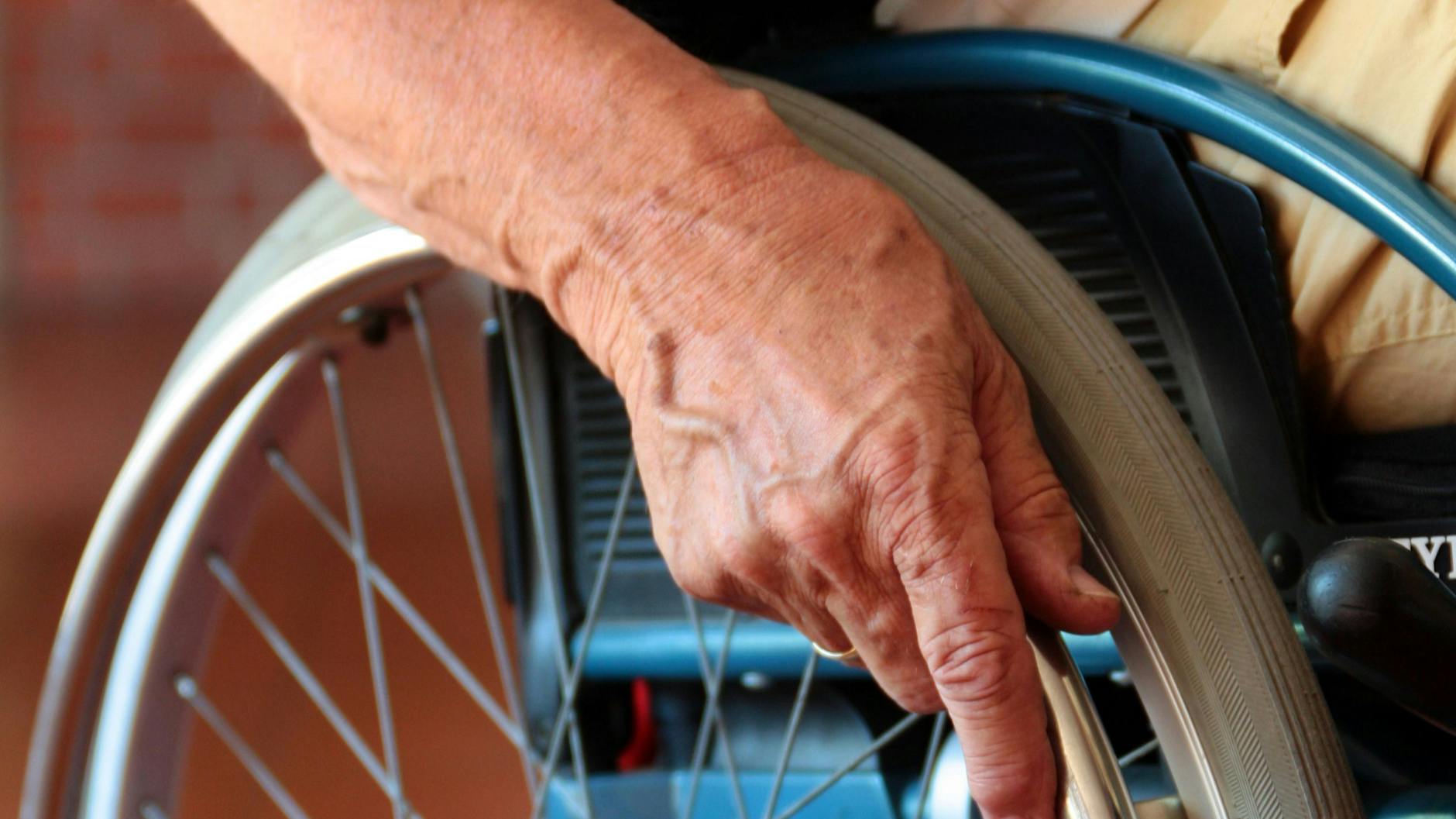 Im Pflegefall übernimmt die Pflegepflichtversicherung immer nur einen Teil der anfallenden Kosten - also privat vorsorgen? 