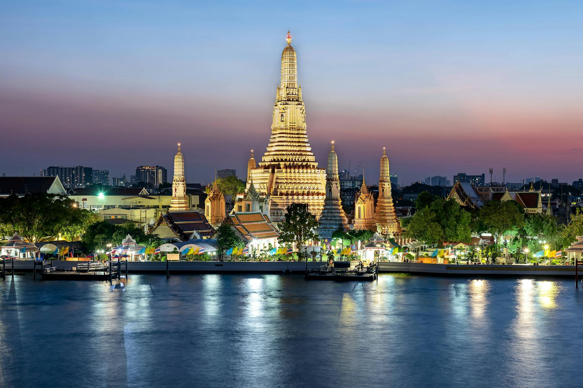 Der Zheng Wang Tempel ist einer von vielen Besuchermagneten in Thailand. Ab November können ausländische Touristen womöglich wieder Urlaub in Bangkok machen. 