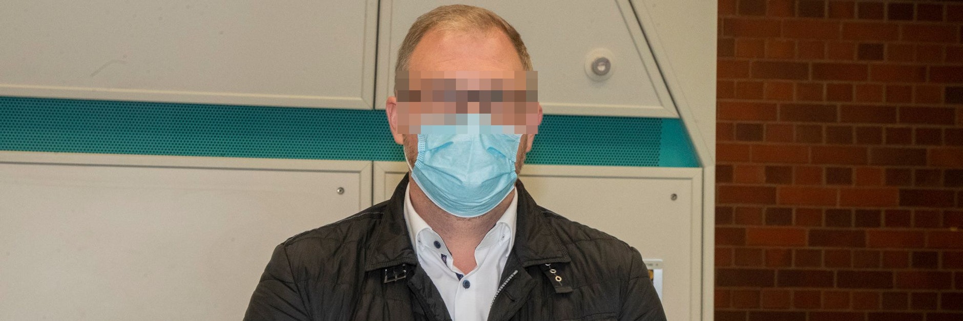 Dem Angeklagten Robert Doering (32) wird zur Last gelegt, im Darknet 48 gefälschte Banknoten gekauft zu haben, um sie anschließend in den Verkehr zu bringen.