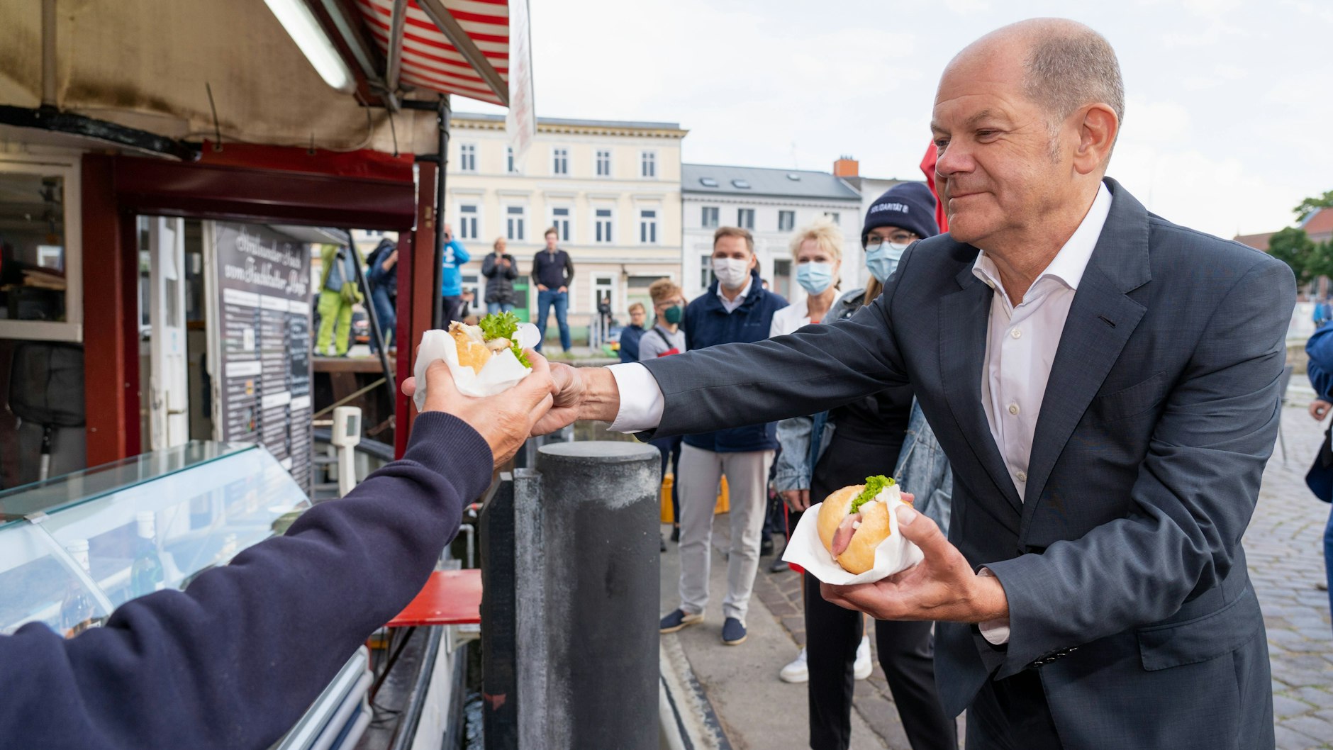 Olaf Scholz besucht die Hafeninsel in Stralsund.