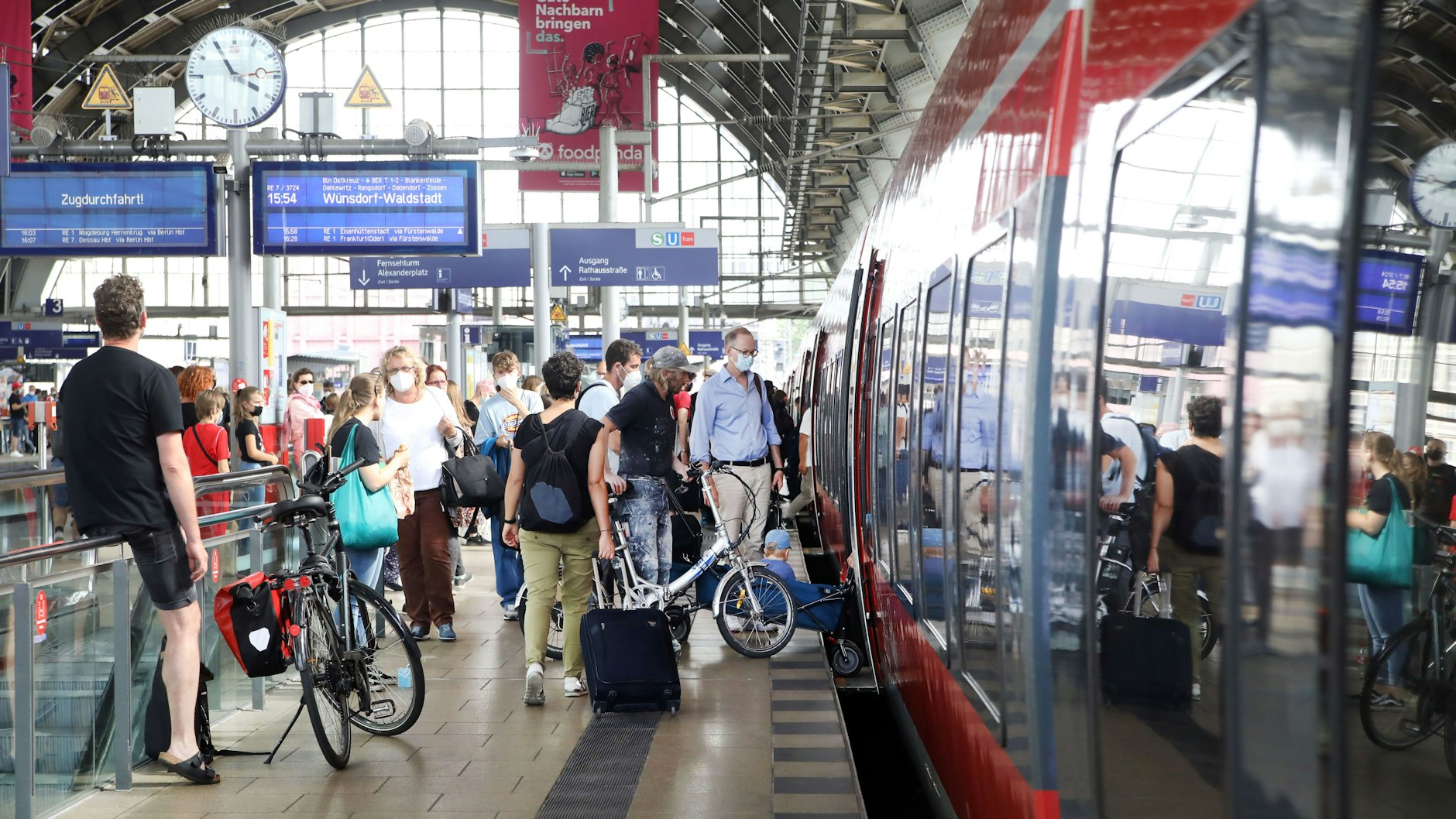 Berlin: Viel los am Bahnhof Alexanderplatz. Übervolle Busse und Bahnen gibt es seit Corona immer seltener.&nbsp;