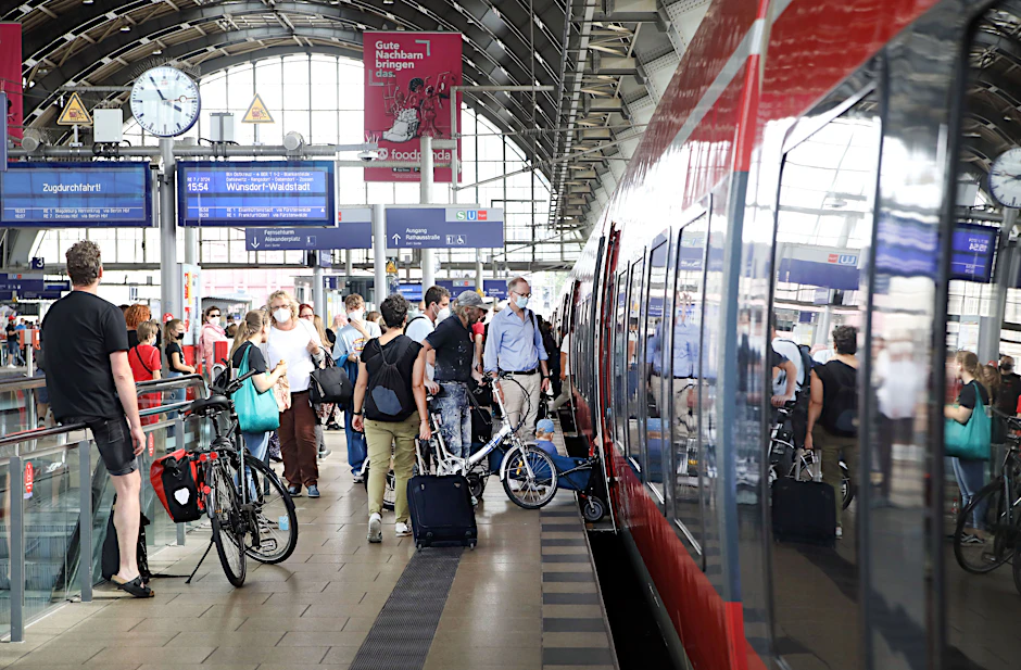Berlin: Viel los am Bahnhof Alexanderplatz. Übervolle Busse und Bahnen gibt es seit Corona immer seltener.&nbsp;