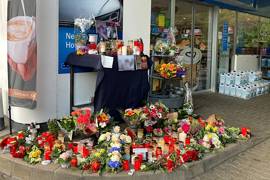 Idar-Oberstein in Rheinland-Pfalz: Blumen und Kerzen stehen vor einer Tankstelle.