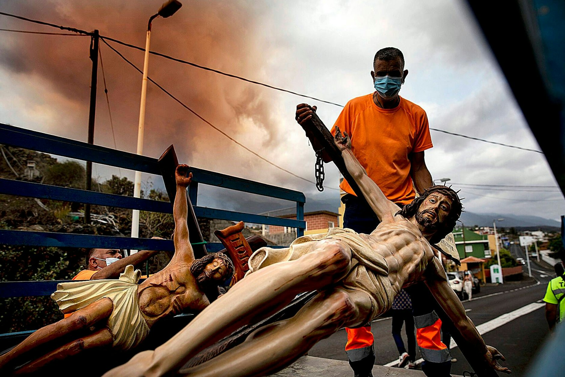 Anwohner bringen das Inventar einer Kirche in Sicherheit.