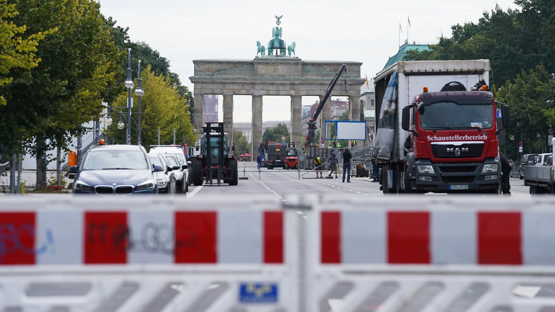 Die Straße des 17. Juni ist vor dem Brandenburger Tor wegen der Aufbauarbeiten des Start- und Zielbereiches bereits gesperrt.