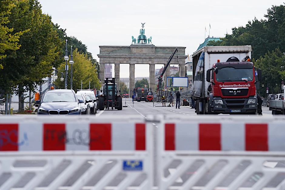 Die Straße des 17. Juni ist vor dem Brandenburger Tor wegen der Aufbauarbeiten des Start- und Zielbereiches bereits gesperrt.