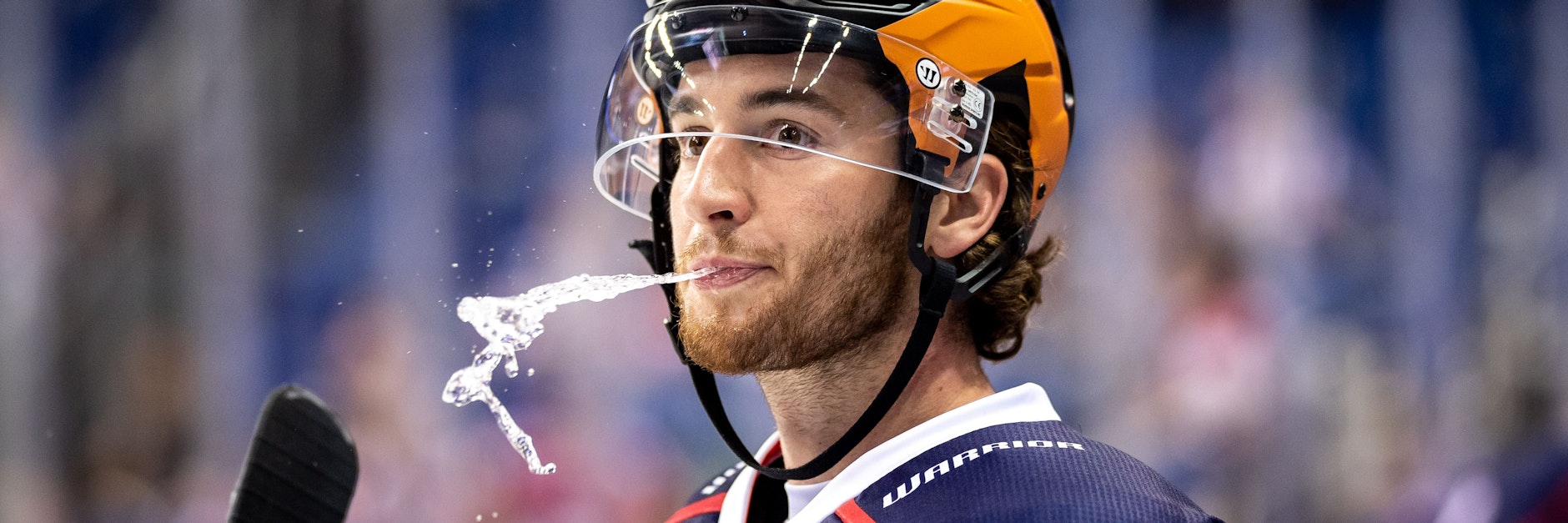 Kann nicht nur gut auf dem Eis, sondern auch verrückte Wasserspiele: Eisbären-Stürmer Blaine Byron.