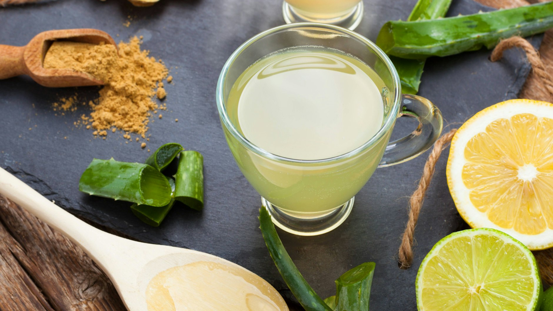 Viele Menschen trinken während der Erkältung gerne Heiße Zitrone. Doch das ist nicht so hilfreich, wie viele denken.