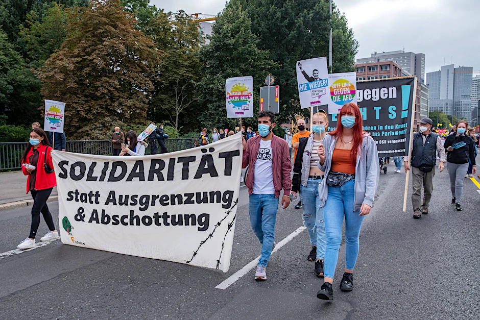 Im Gegensatz zu den Kandidierenden im Wahlkampf thematisieren große Teile der Bevölkerung Rechtsterrorismus als Bedrohung. Wie hier auf der #unteilbar-Demo in Berlin.