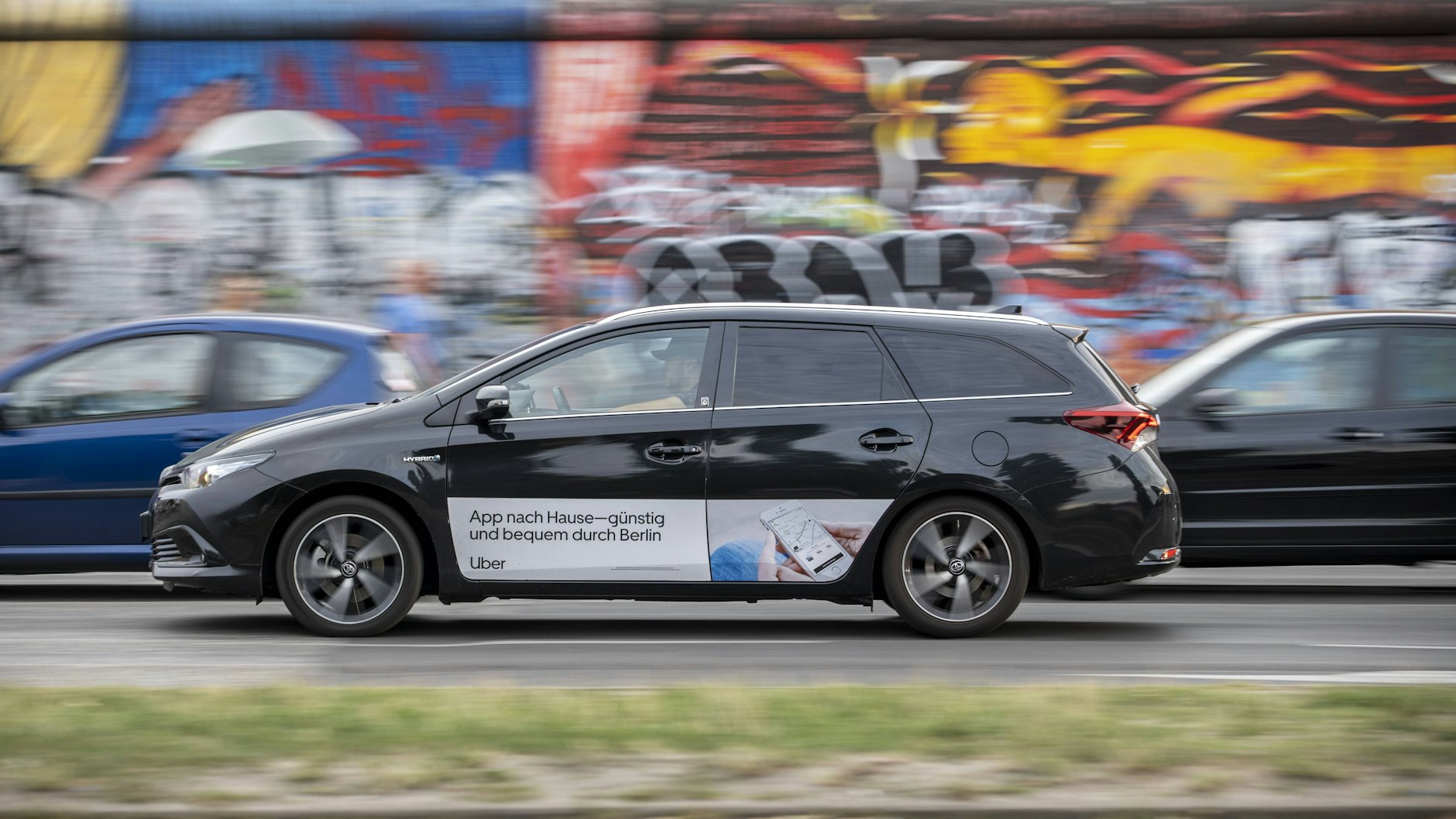 Berlin: In einem Uber-Fahrzeug kam es offenbar zu einem Streit zwischen Gast und Fahrer. Daraufhin attackierte der Fahrer den Gast.&nbsp;