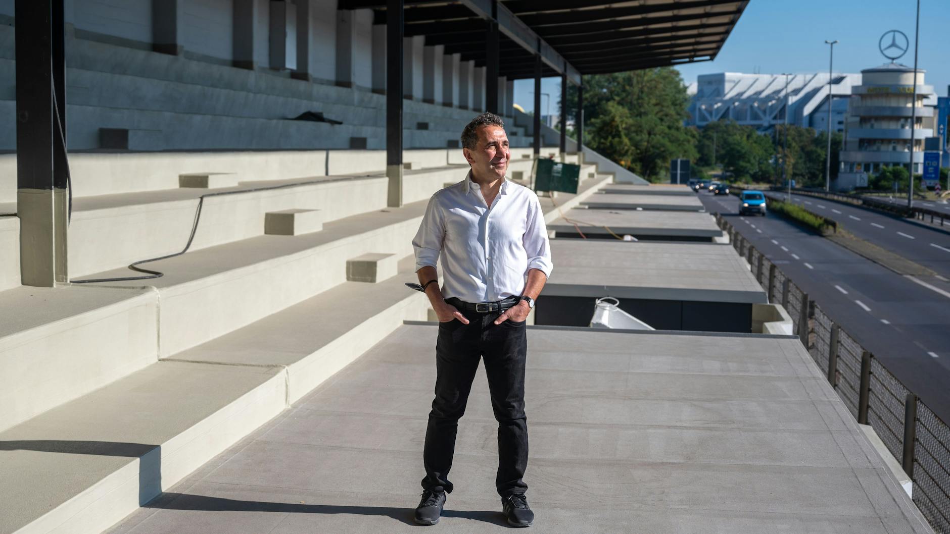 Hamid Djadda, Unternehmer und Bauherr der Avus Tribüne, steht auf der Baustelle der ehemaligen Tribüne an der Avus. 