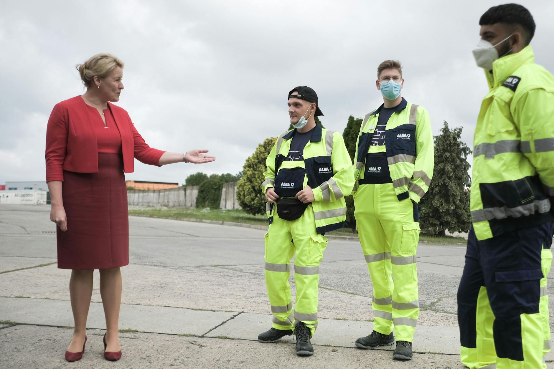 Guten Morgen allerseits! Franziska Giffey mit Alba-Azubis in Marzahn.