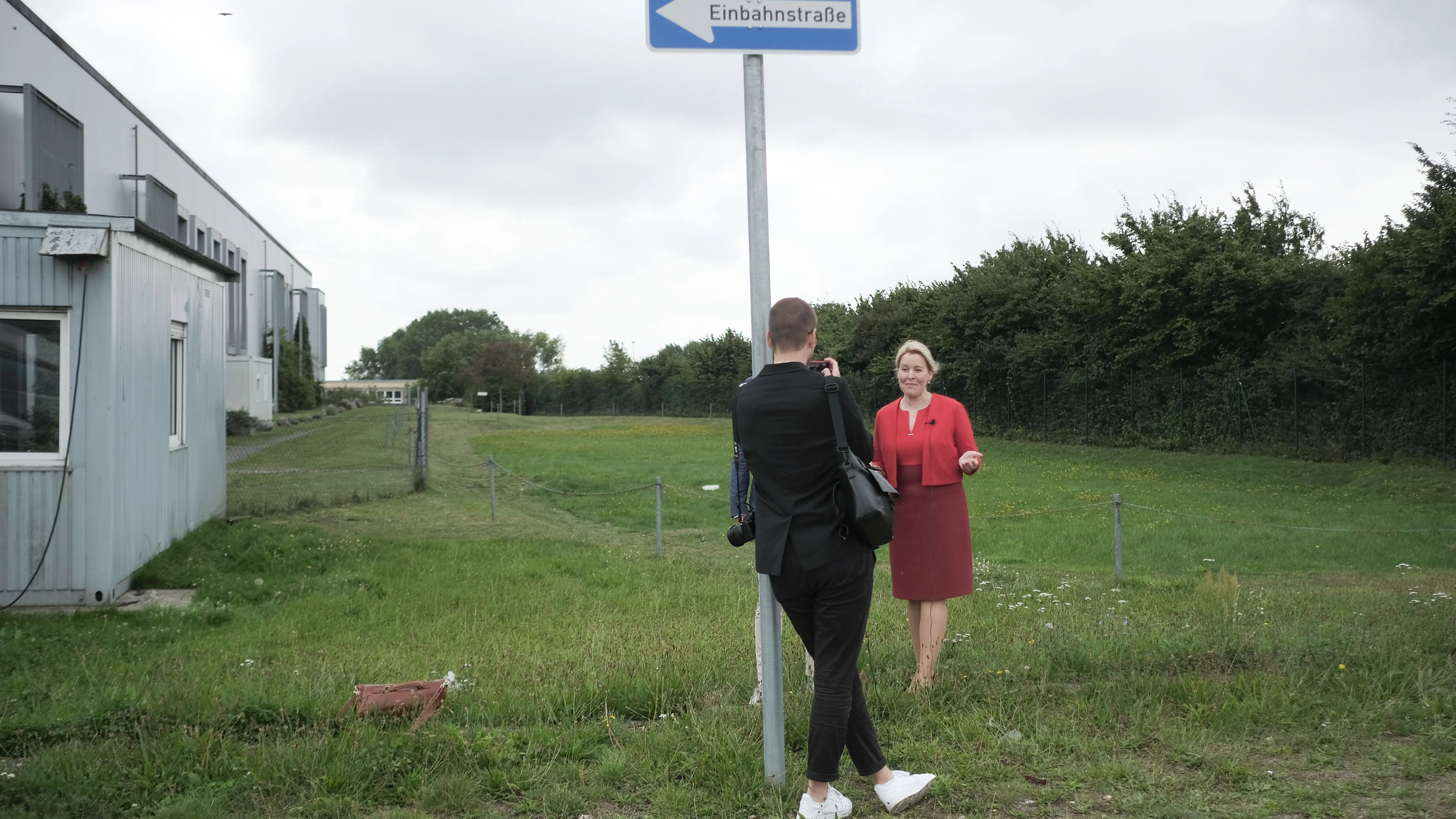 SPD-Bürgermeisterkandidatin Giffey gibt in Marzahn ein Interview.