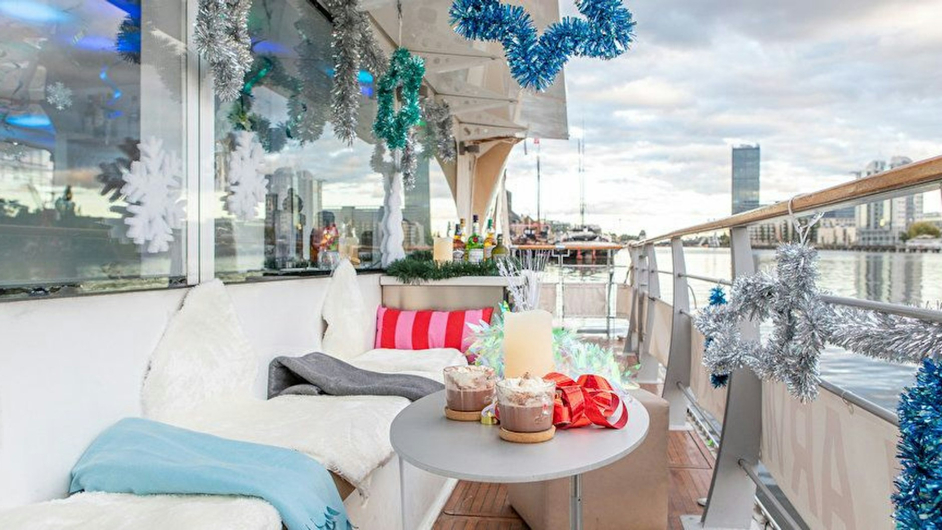 Wie wäre es mit einer Glühweinfahrt auf dem Solarschiff zur Einstimmung auf die Weihnachtszeit 2022 in Berlin?