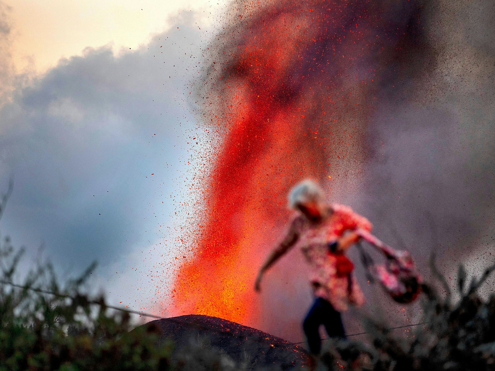 Die Menschen fliehen vor den Lava-Massen.