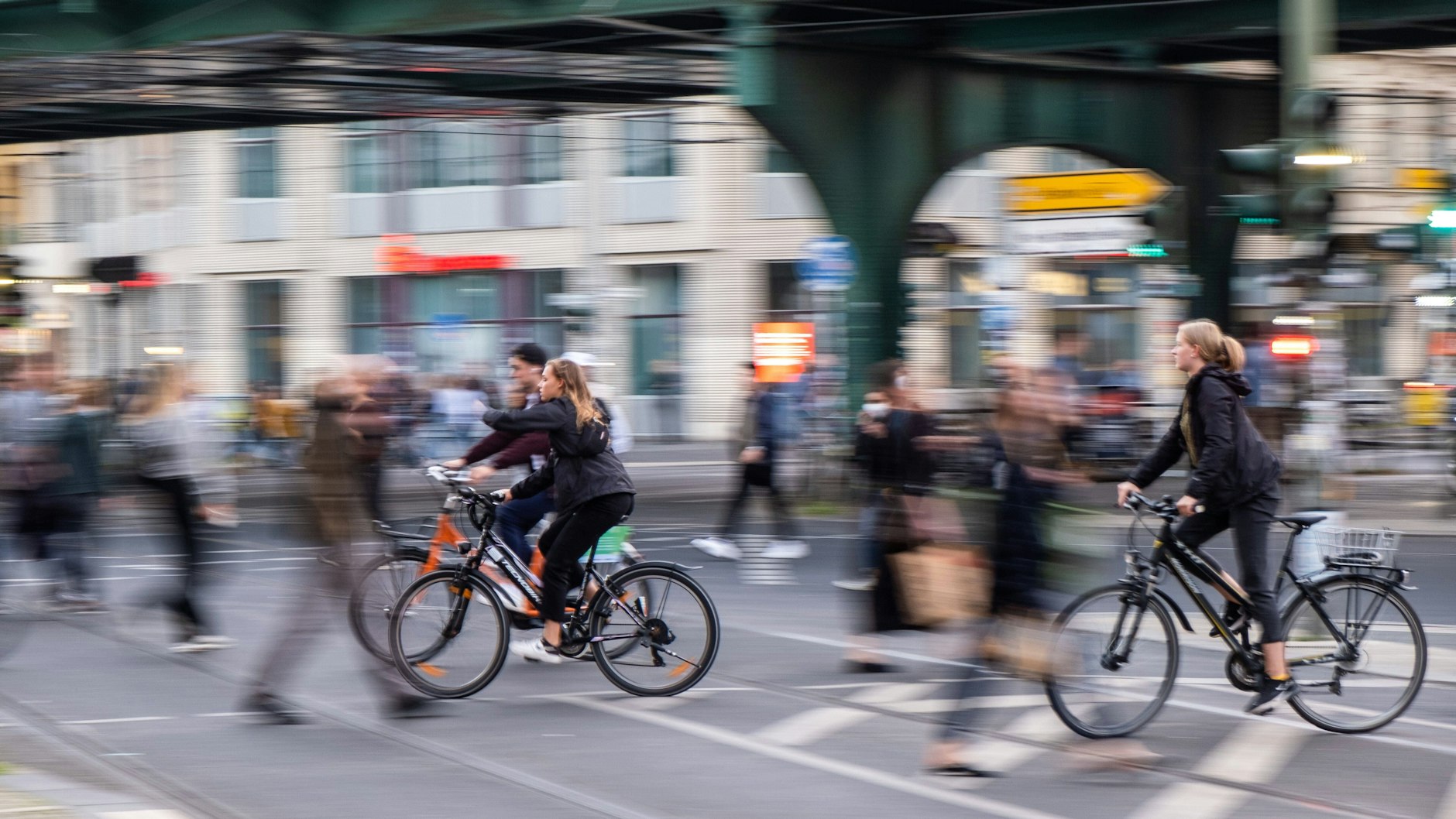 Radfahrer auf der Kreuzung Schönhauser Allee/Eberswalder/ Danziger Straße. Dort soll der neue Radfahrstreifen für die Schönhauser Allee beginnen.