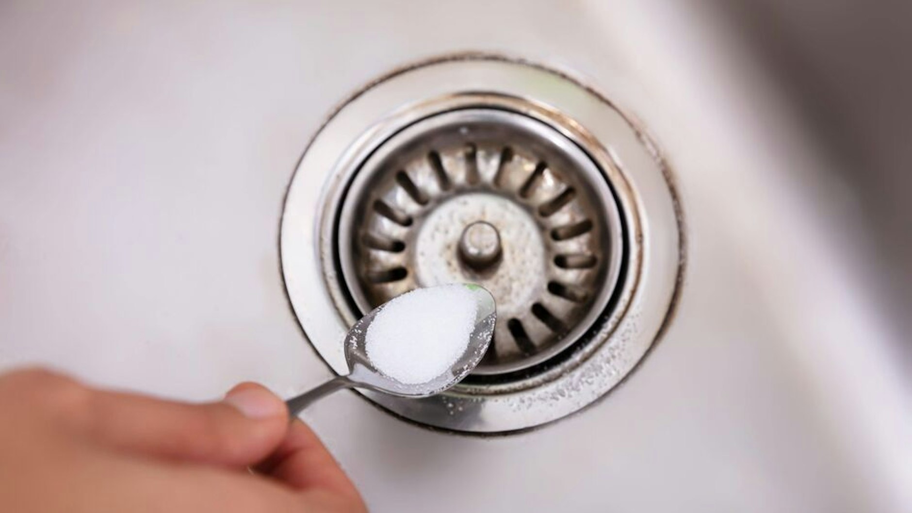 Mit Backpulver und Essig wird der Abfluss wieder rein.