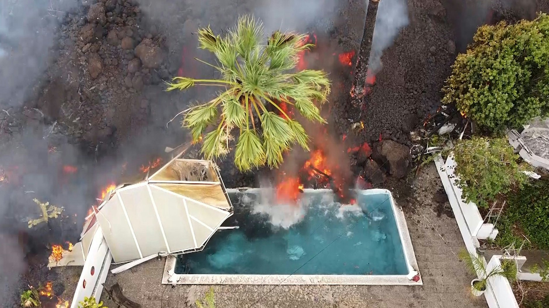 Eine Villa mit Pool wird von der Lava überrollt.&nbsp;