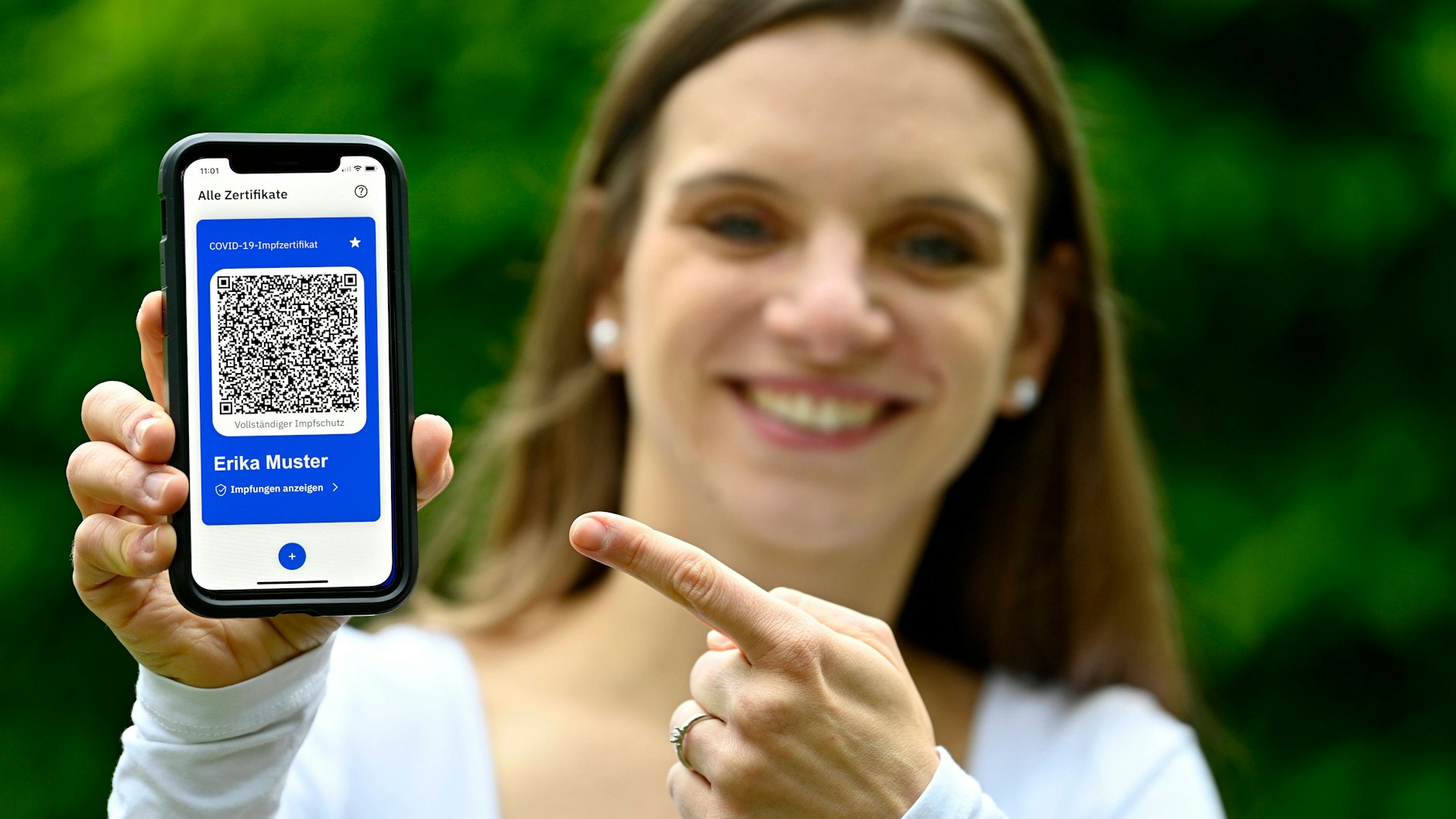 Eine Frau zeigt ihren Impfnachweis auf dem Handy. In Berlinerinnen und Berliner müssen für 2G-Veranstaltungen künftig einen QR-Code vorlegen.