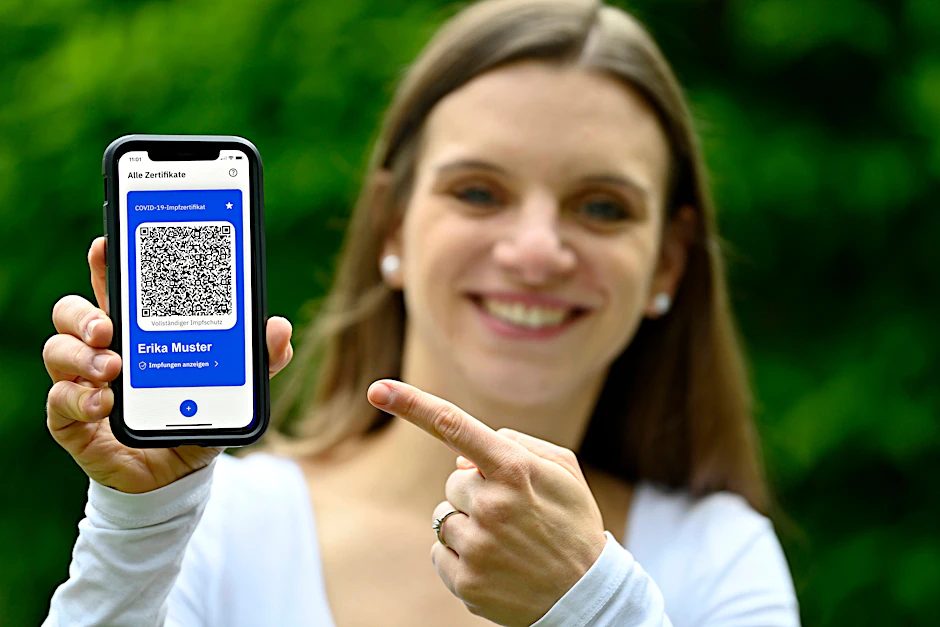 Eine Frau zeigt ihren Impfnachweis auf dem Handy. In Berlinerinnen und Berliner müssen für 2G-Veranstaltungen künftig einen QR-Code vorlegen.