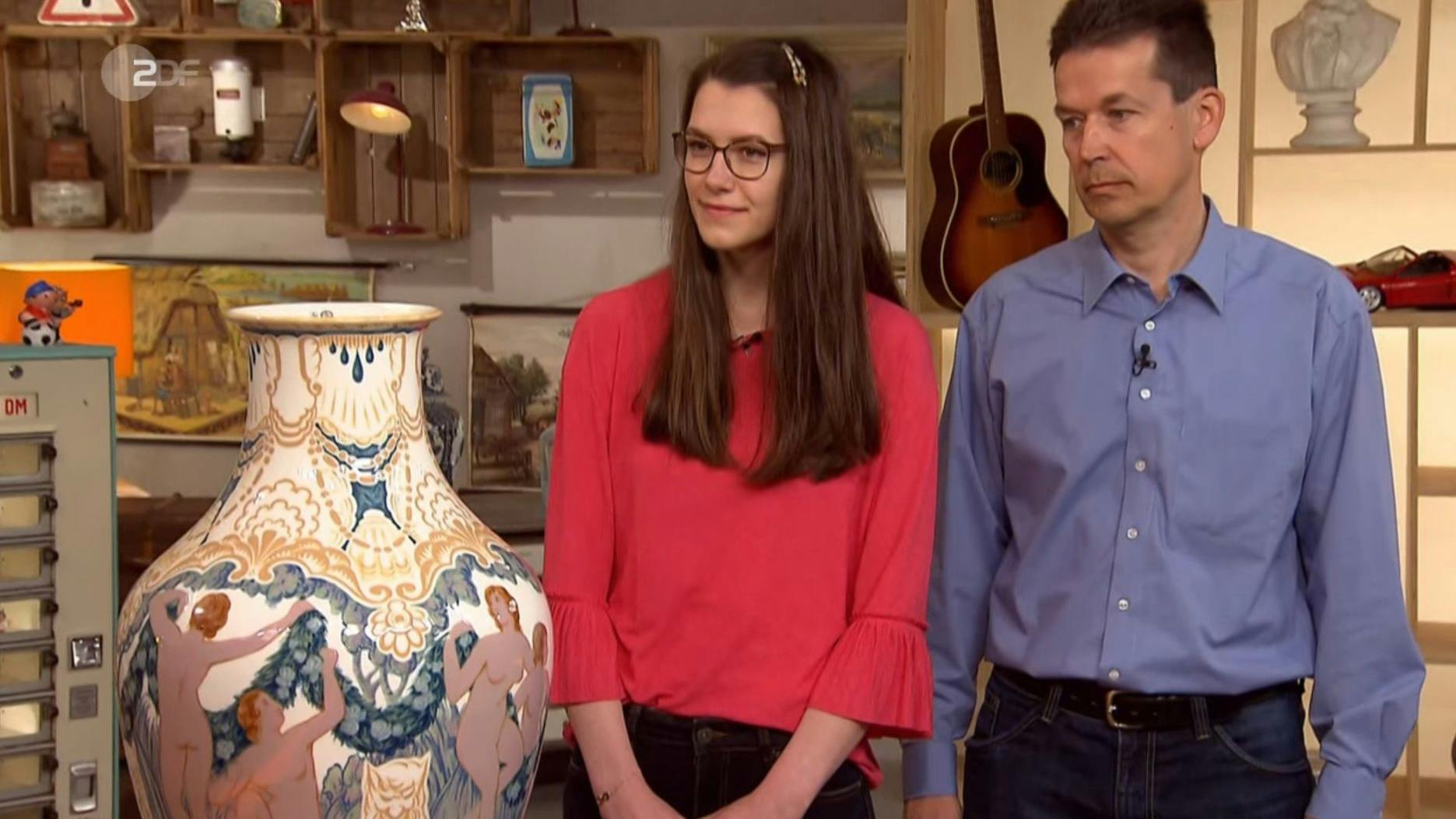 „Bares für Rares“-Kandidatin Inga hat den Lampenfuß von ihrem Ur-Opa bekommen.