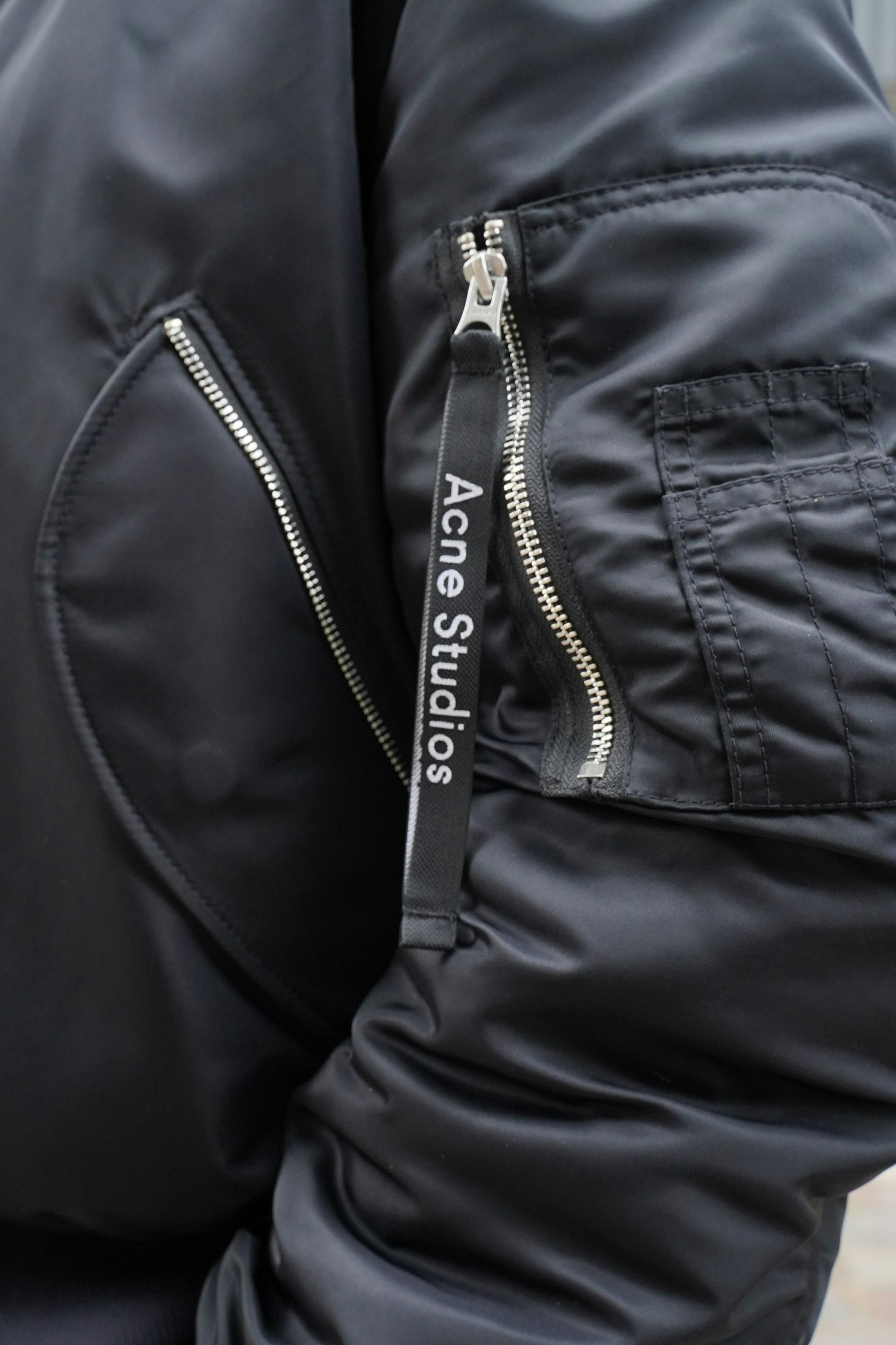 Die Bomberjacke des schwedischen Avantgarde-Labels Acne Studios ist ein solider Klassiker, der seit Jahren immer wieder neu aufgelegt wird.