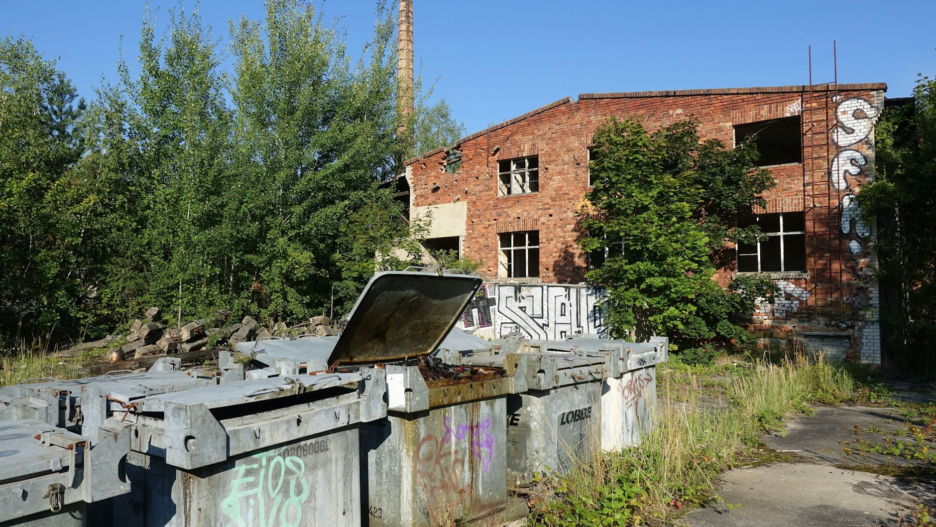Betritt man das Gelände durch die Hofeinfahrt, fallen einem als Erstes zehn Gefahrgutcontainer für Sondermüll auf.