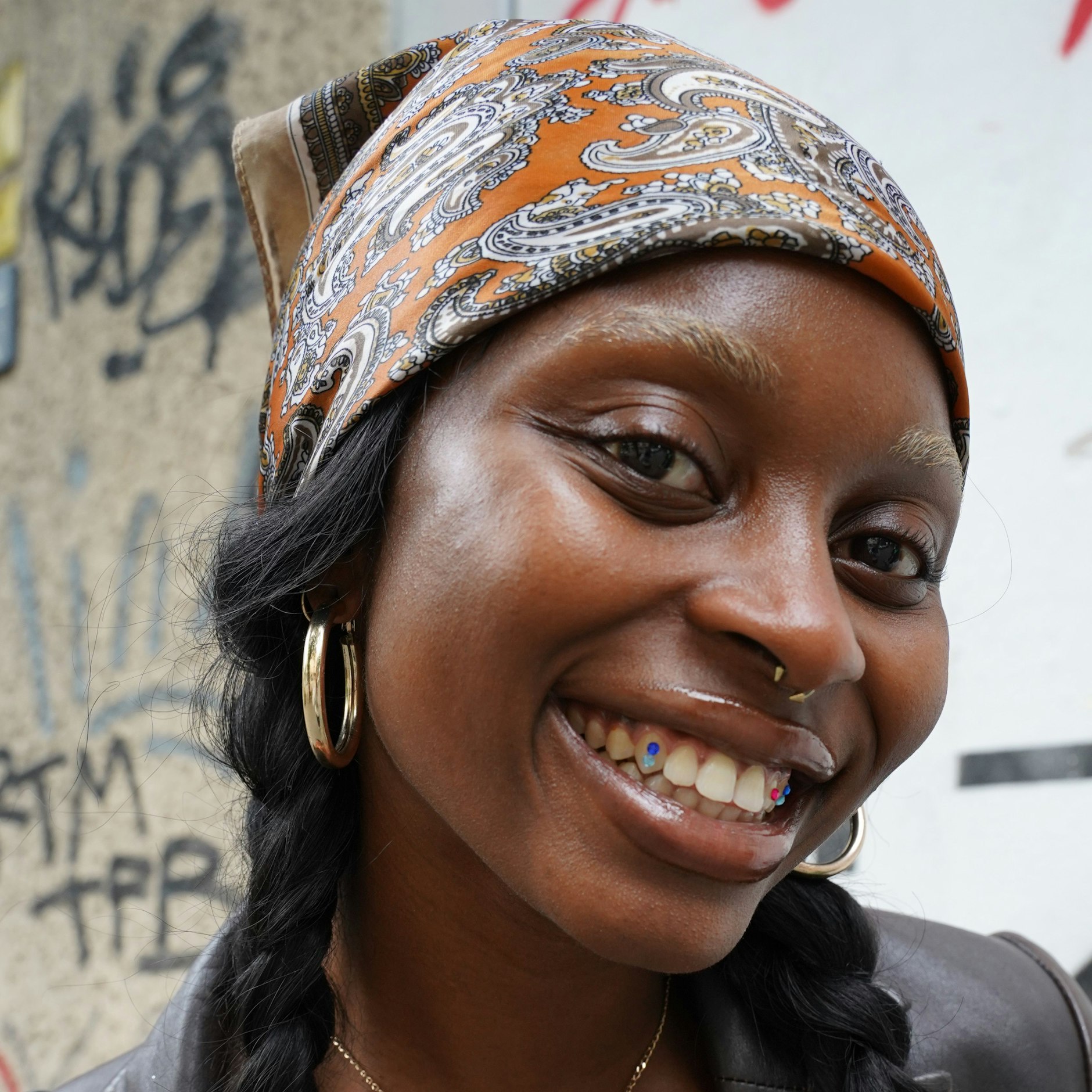 Olivia stammt aus Irland. Sie ist Make-up-Artist und arbeitet vor allem für Musikvideoproduktionen und in der Werbung.